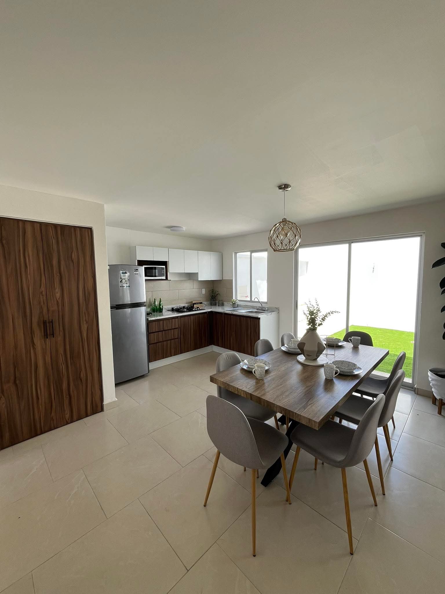 Cocina y comedor con vista al patio en casa Aram Residencial