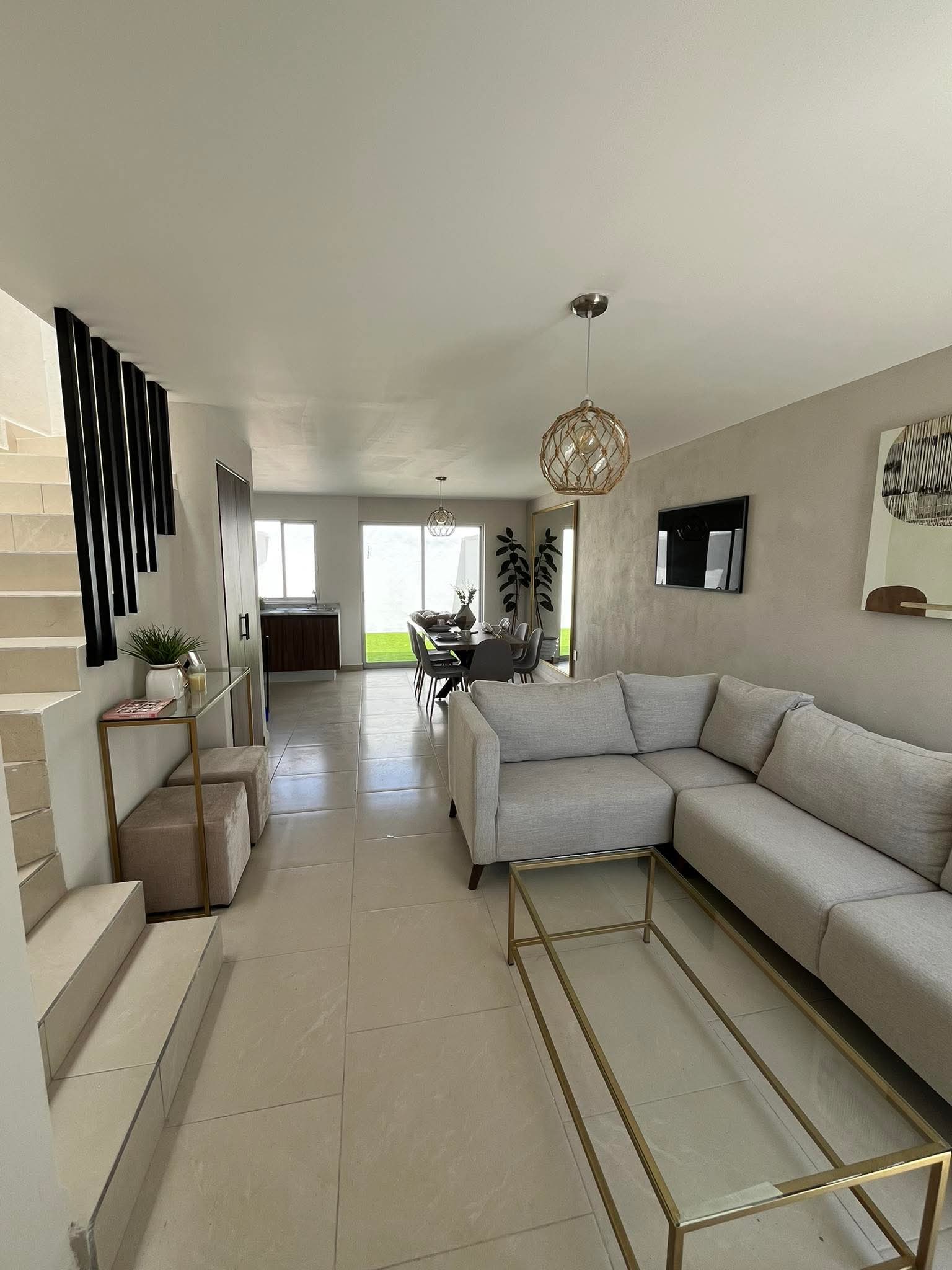 Sala y comedor de casa Aram Residencial con acabados contemporáneos